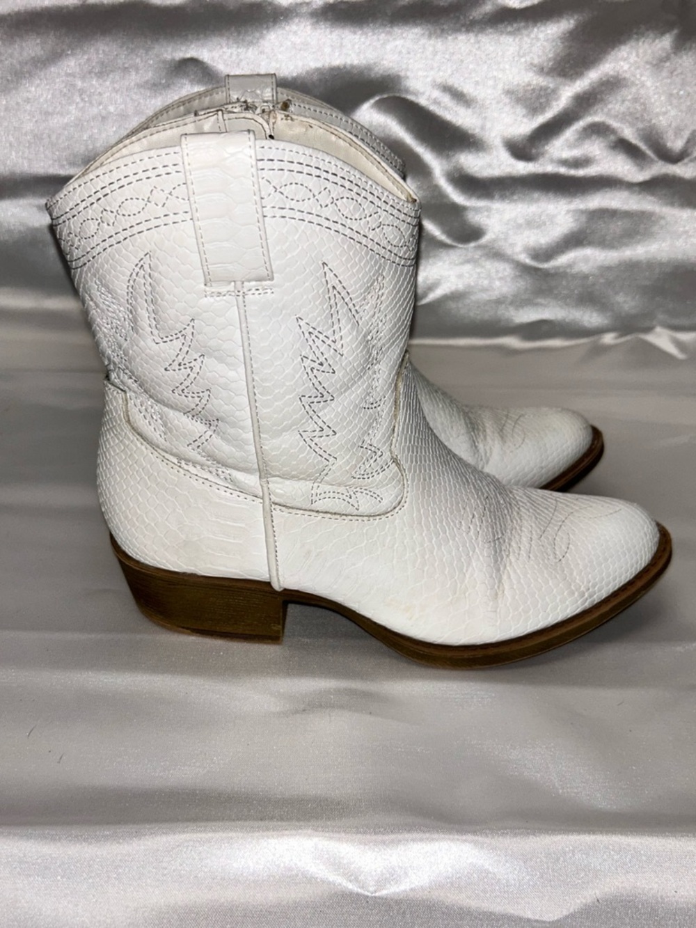 Coconuts by Matisse White Textured Faux Leather Western Cowgirl Ankle Boots 7.5